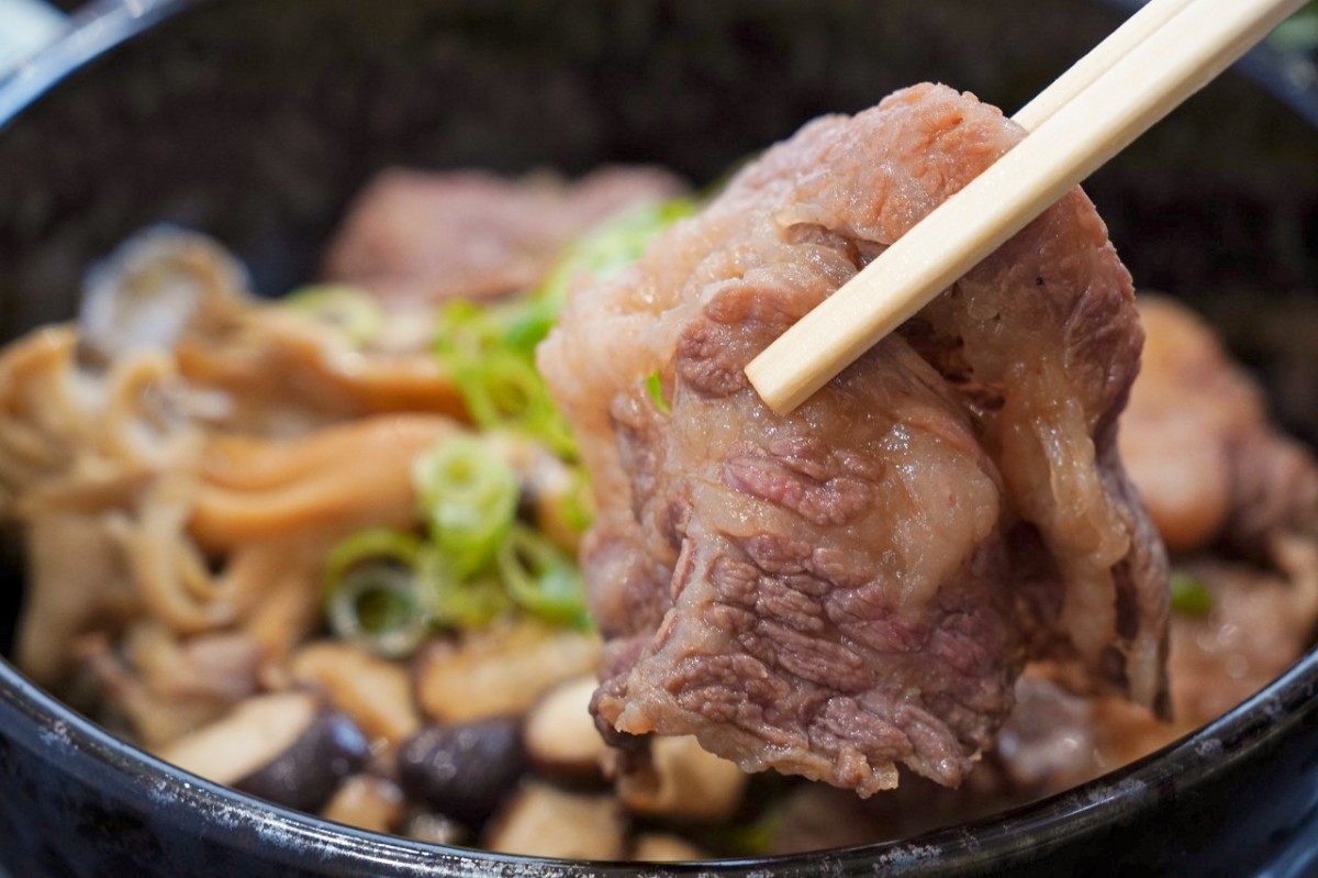 仁多米食堂の牛肉舞茸丼から箸で持ち上げた奥出雲和牛