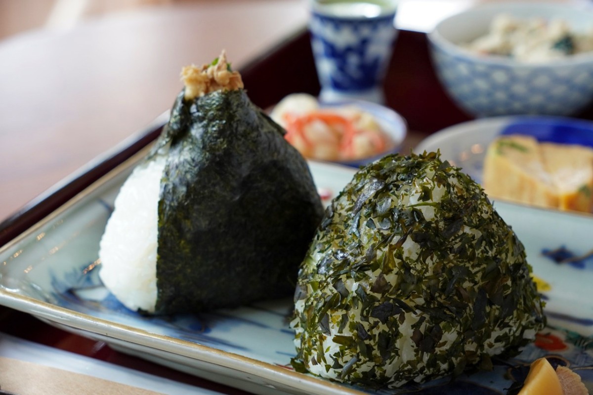 「絲むすびランチ」で選んだ、焼きサバをのせた「さば」と板ワカメをまぶした「わかめ」のおむすび