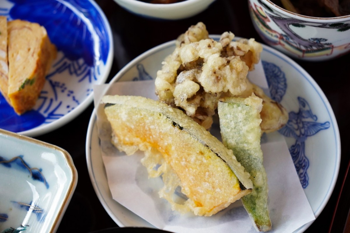 「絲むすびランチ」に付く、奥出雲特産の舞茸などの天ぷら盛り合わせ