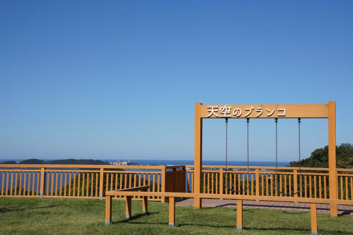 鳥取市の森林公園『とっとり出合いの森』内の「湖山池天空エリア」の天空のブランコ
