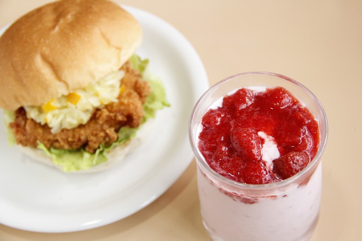 島根県奥出雲町にあるハンバーガー専門店『バーガーハウスピコピコ』のいちごシェイク