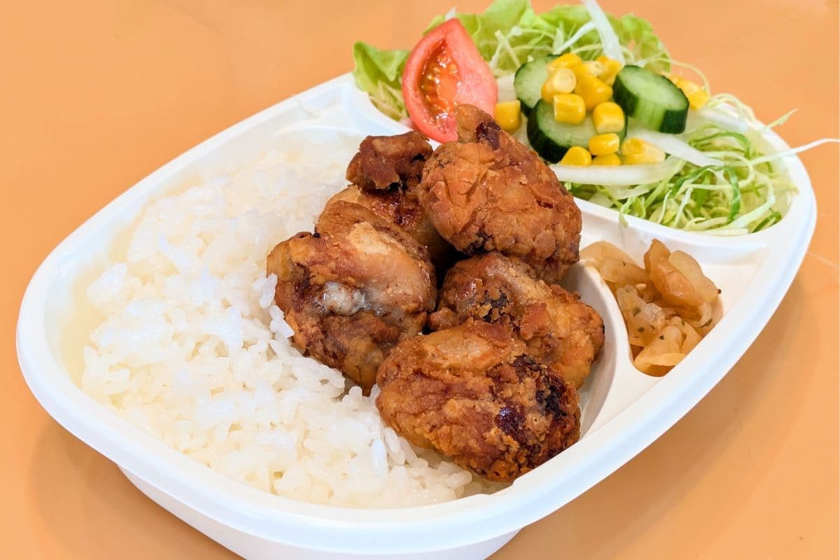 島根県奥出雲町にあるハンバーガー専門店『バーガーハウスピコピコ』で販売されている弁当