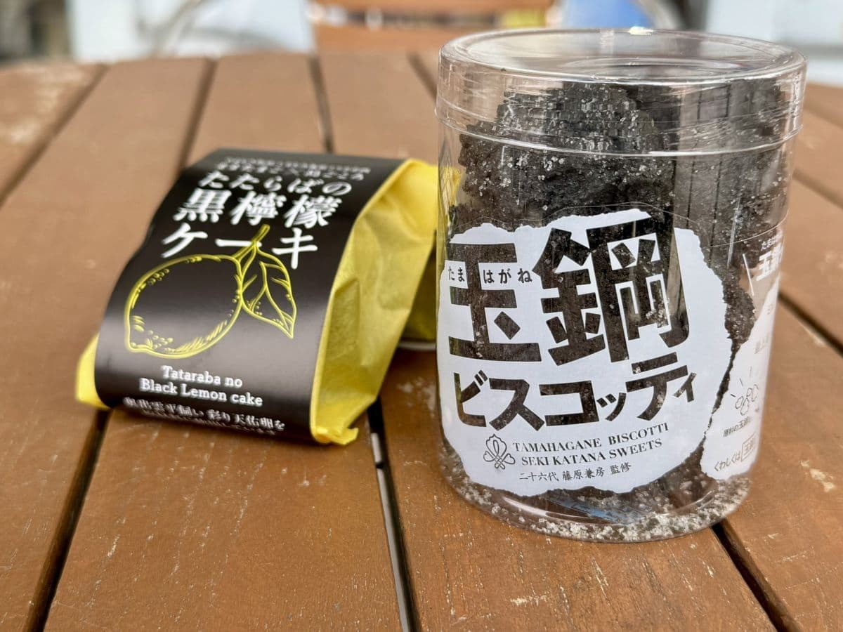 島根県奥出雲町の『道の駅奥出雲おろちループ』で販売している玉鋼ビスコッティと、黒檸檬ケーキ