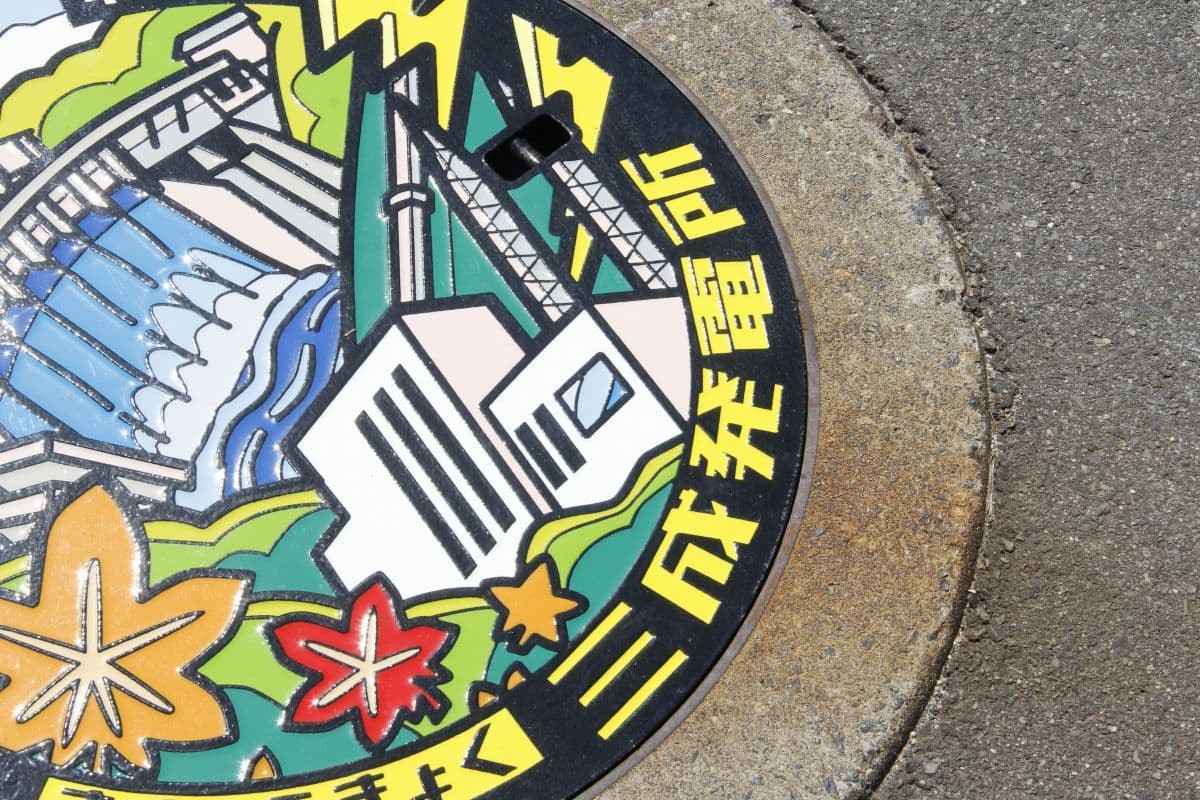 島根県奥出雲町の『三成ダム』に設置されたデザインマンホール