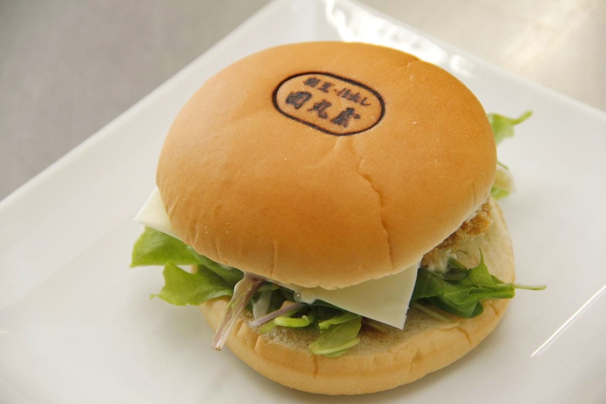 島根県雲南市の割烹料理店『田丸屋』で販売している「境港まぐろバーガー」