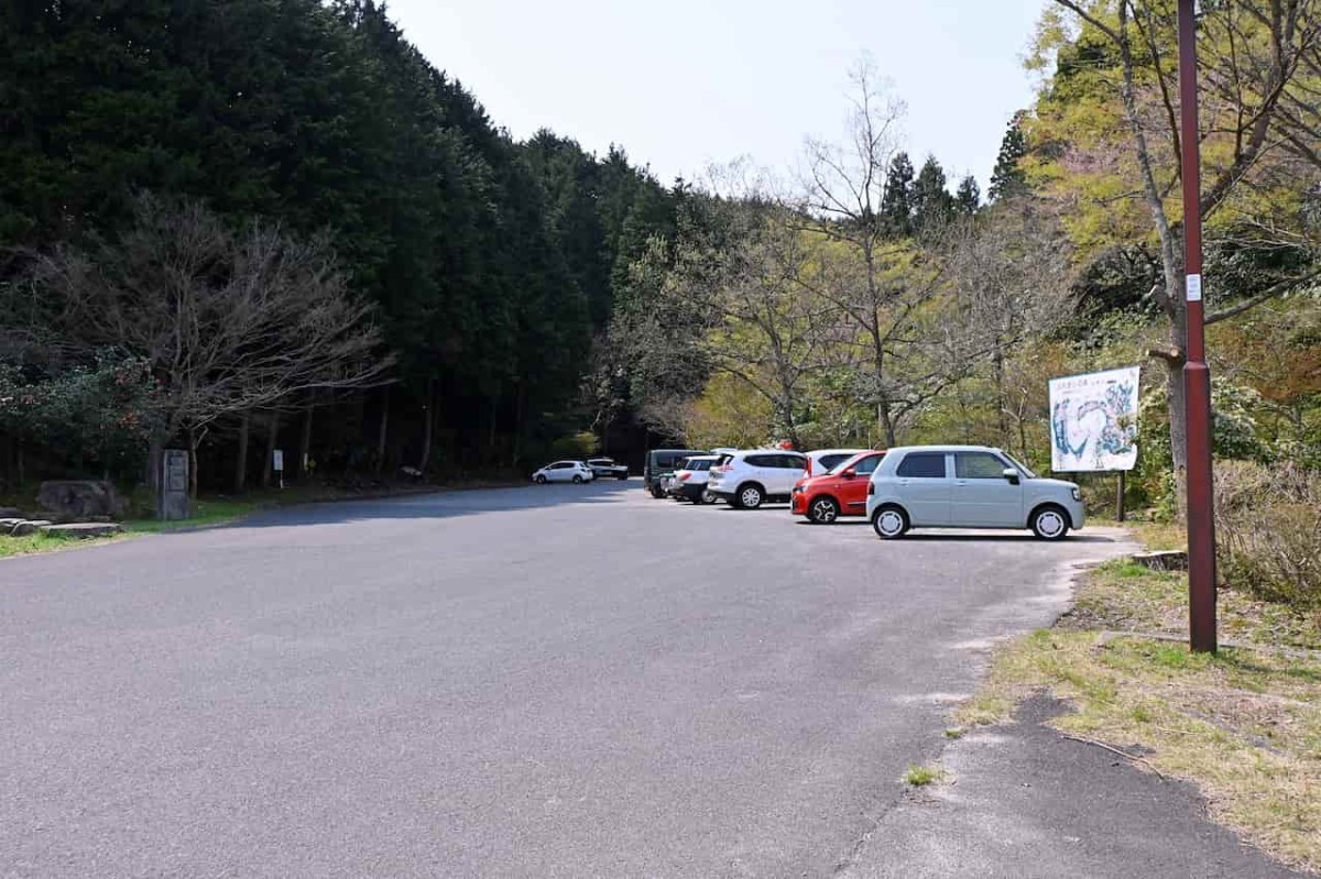 島根県安来市にある『野だたらと椿の里』の駐車場