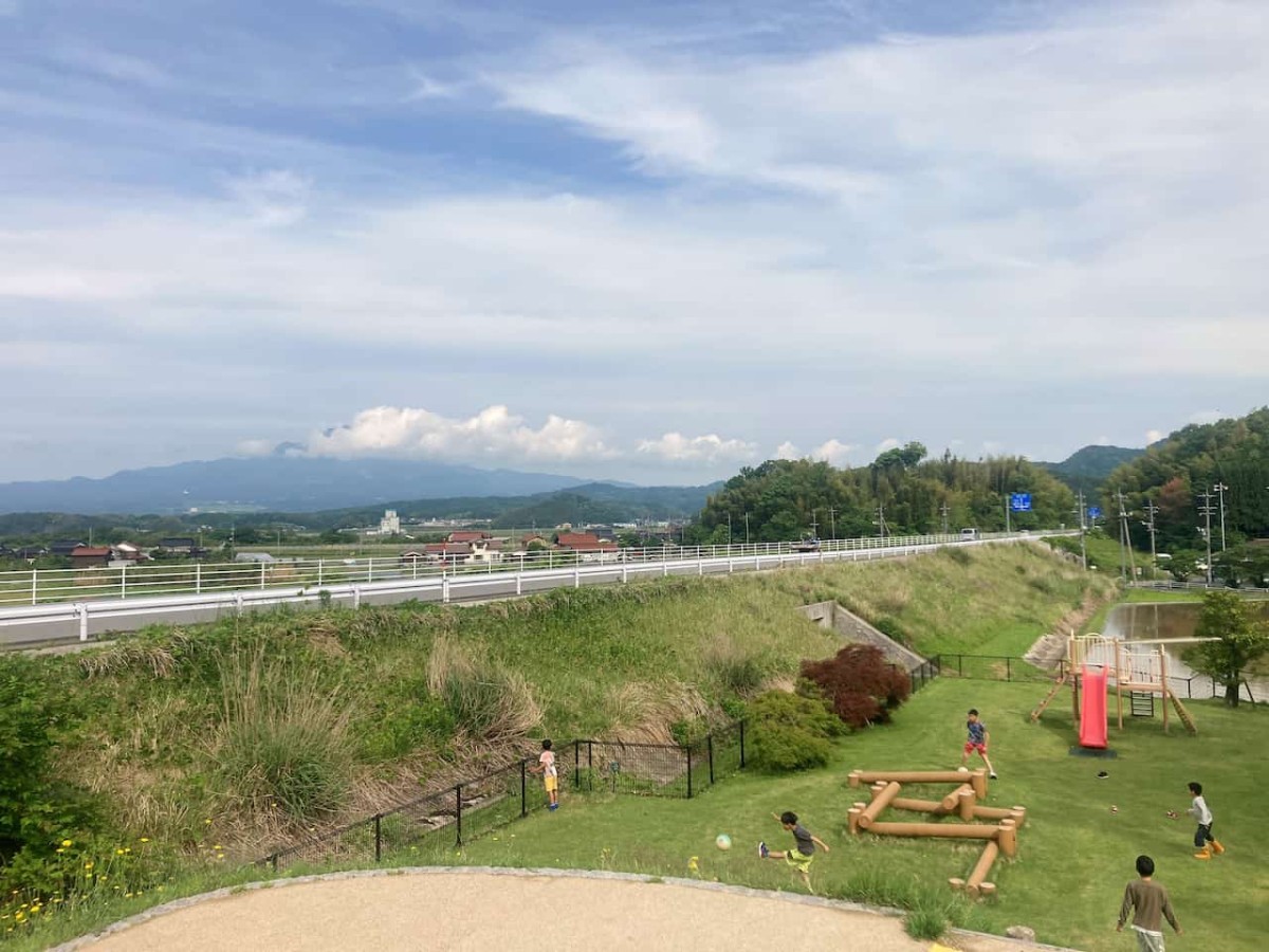 鳥取県西伯郡南部町にある『東西町スポーツ広場』の隣にある『グリコこそだてパークなんぶ』