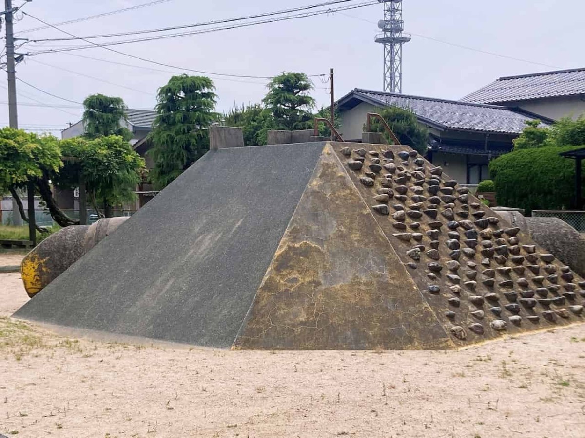 島根県出雲市にある『海上西公園』のトンネルの側面