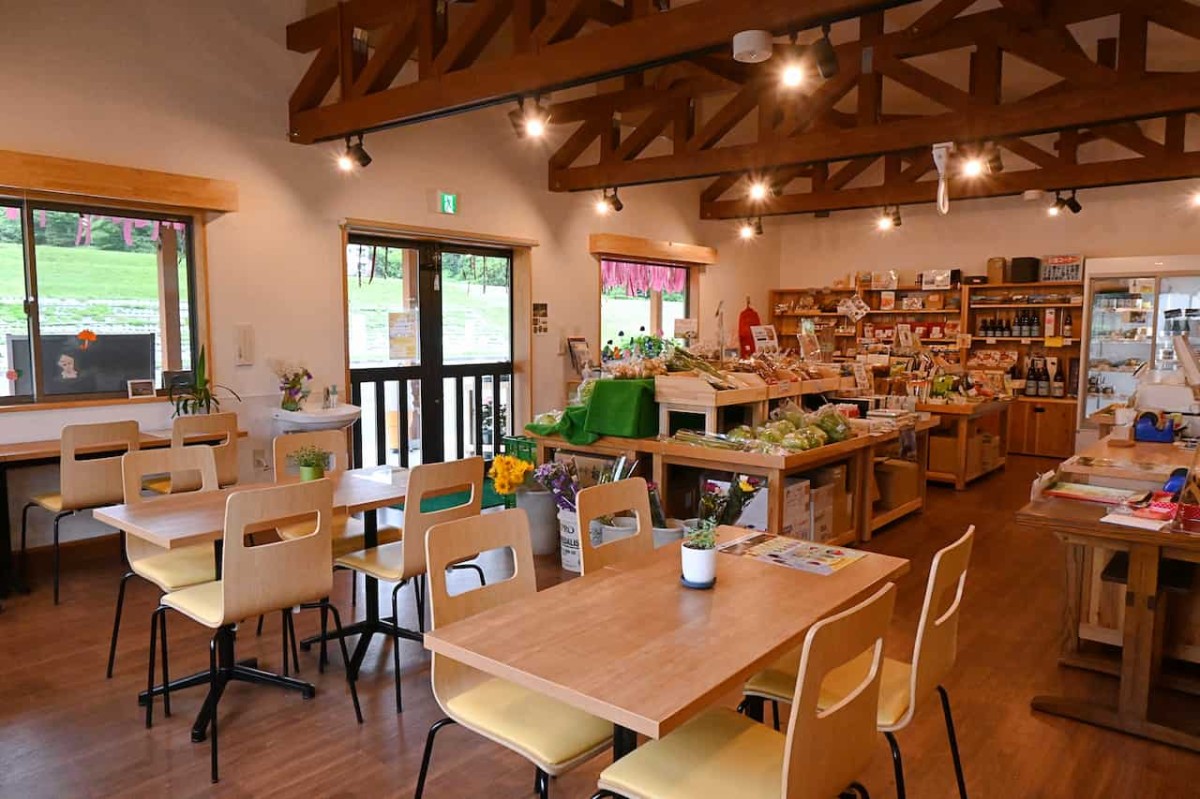 島根県安来市にある『山の駅え～ひだ市場・え～ひだcafe』の店内