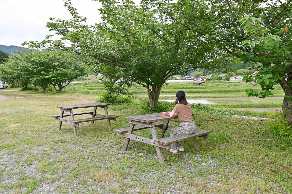 島根県安来市にある『山の駅え～ひだ市場・え～ひだcafe』の外の席