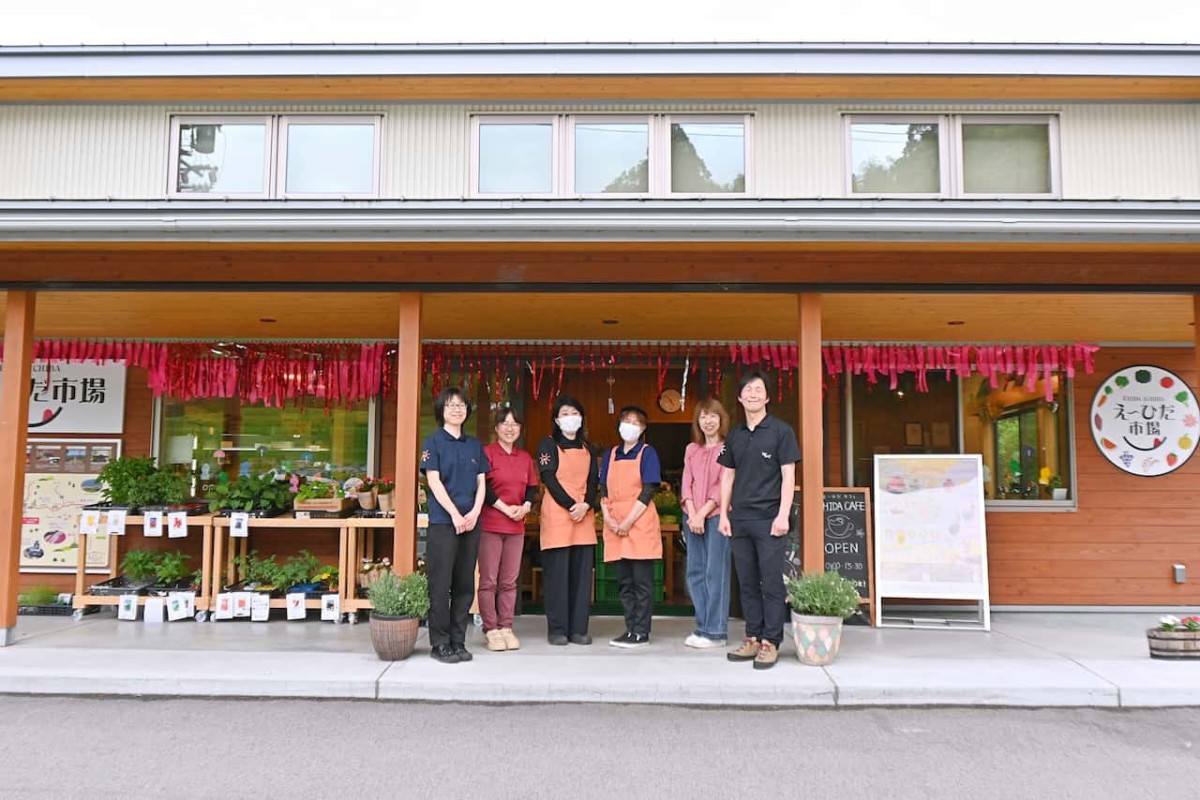 島根県安来市広瀬町にある『え～ひだ市場＆え～ひだcafe』のスタッフ