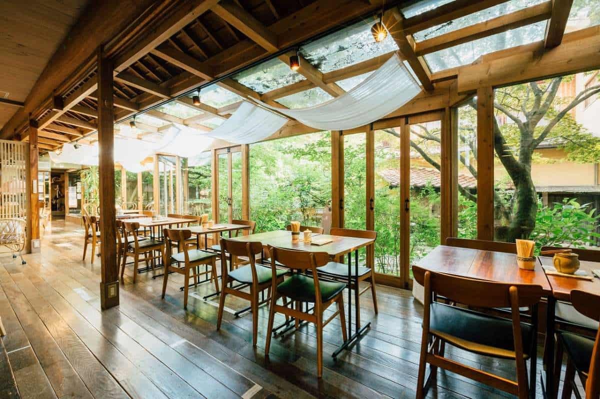 島根県大田市の『群言堂 石見銀山本店』のカフェ内観
