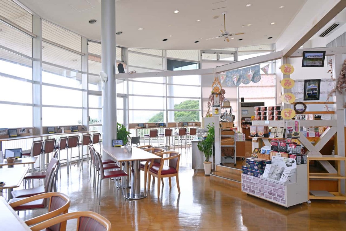 島根県松江市にある『カフェレストフォーシーズン』の店内