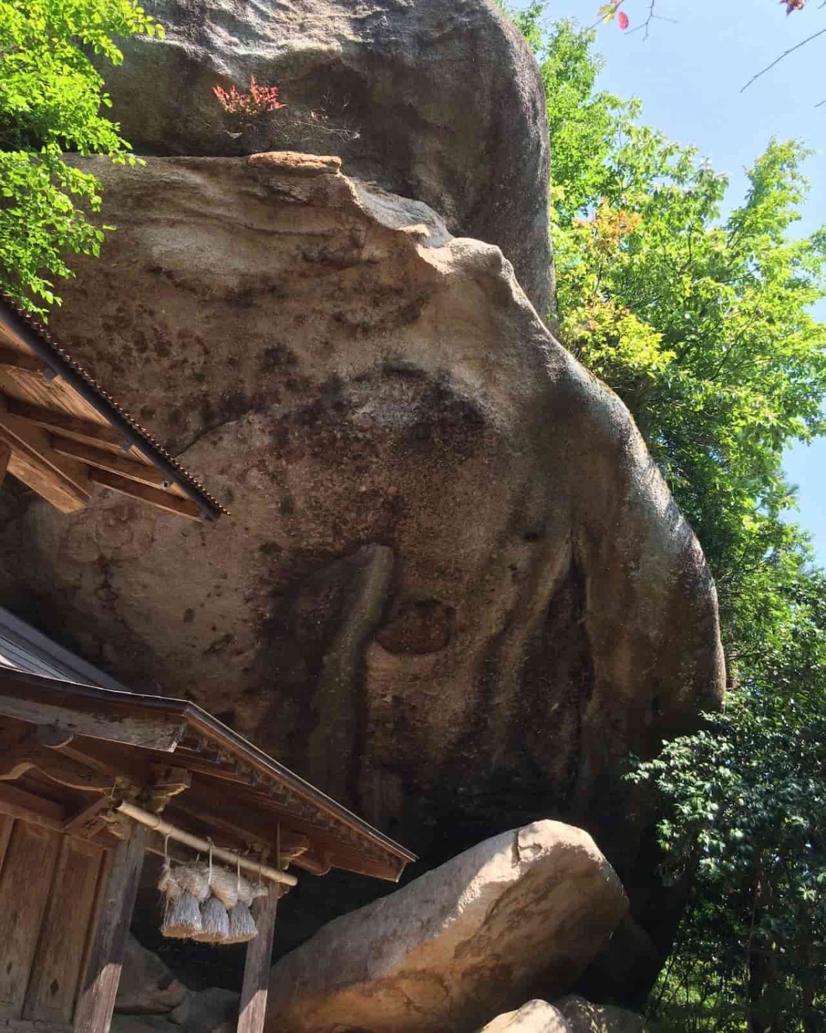島根県安来市広瀬町にある『磐船神社』の巨岩