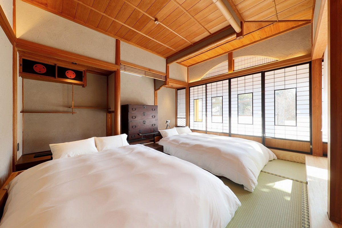 島根県安来市にオープンした体験型宿泊施設『YASUYA』の客室