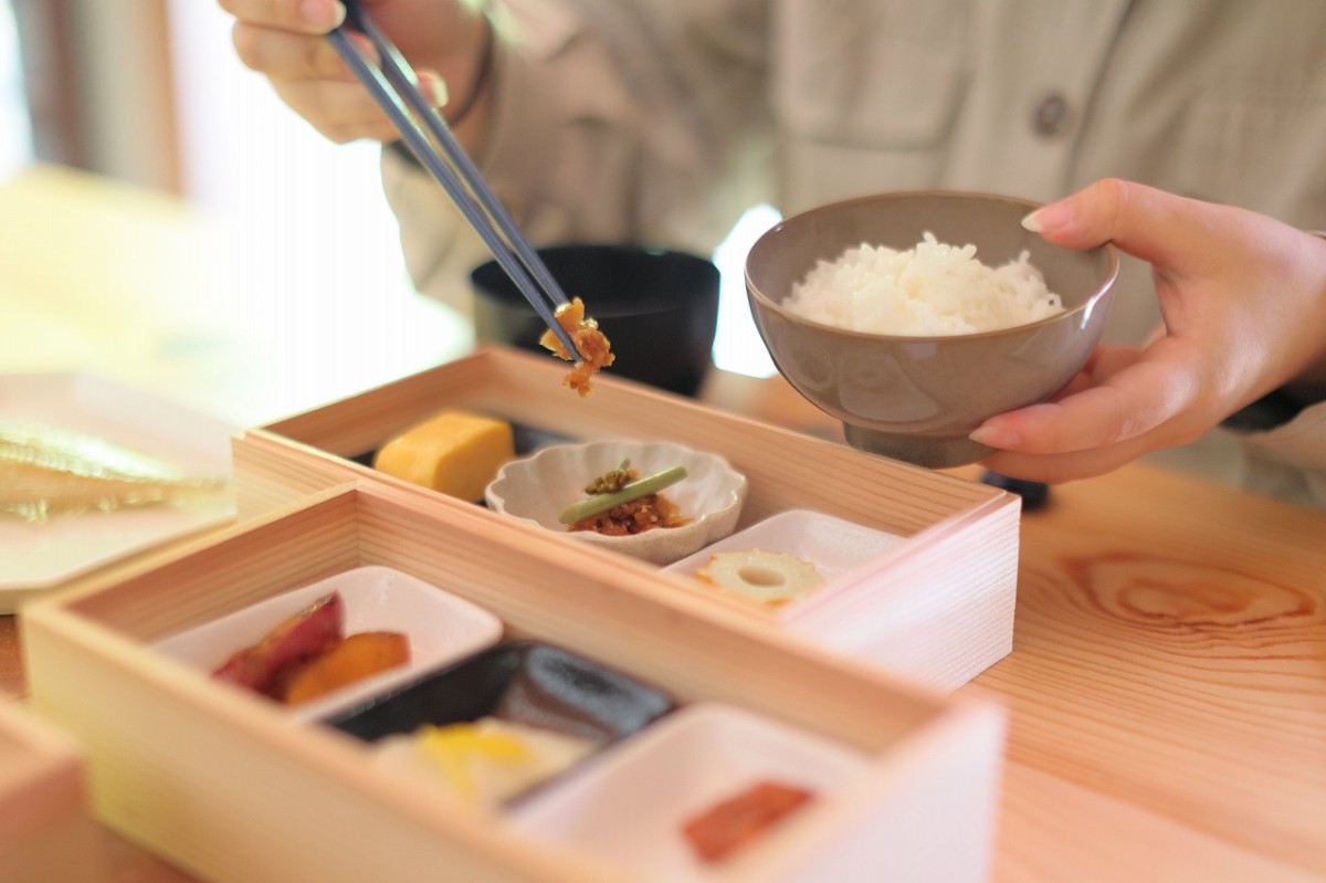 島根県安来市にオープンした体験型宿泊施設『YASUYA』の朝食