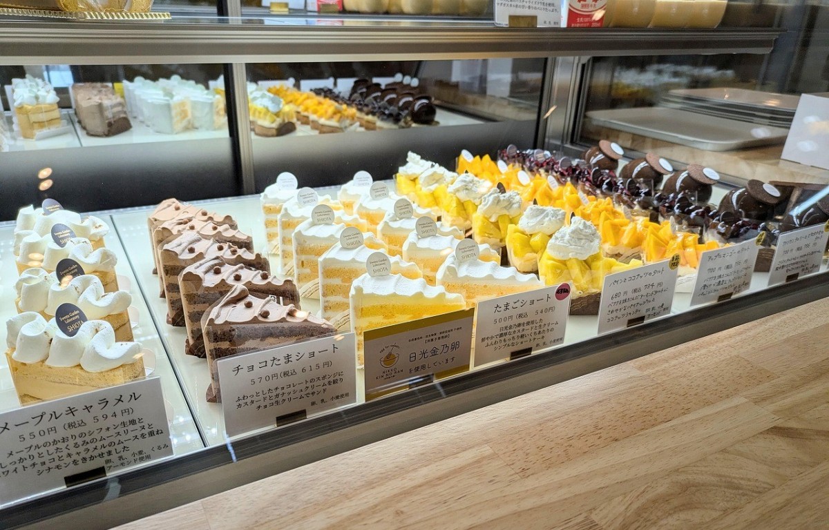 鳥取県日吉津村にオープンしたスイーツ専門店『スイーツガーデンラボラトリーシオタ』の店内の様子