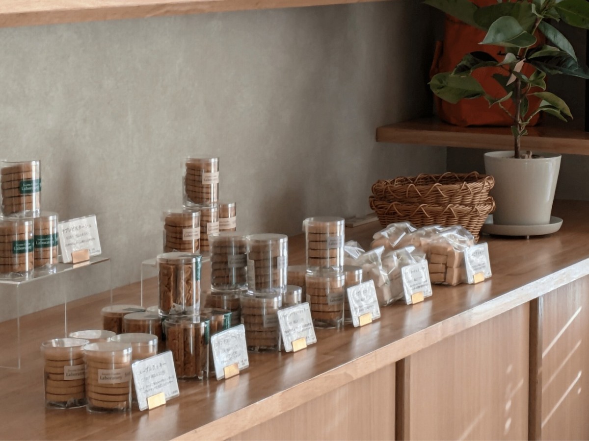 鳥取県日吉津村にオープンしたスイーツ専門店『スイーツガーデンラボラトリーシオタ』の店内の様子