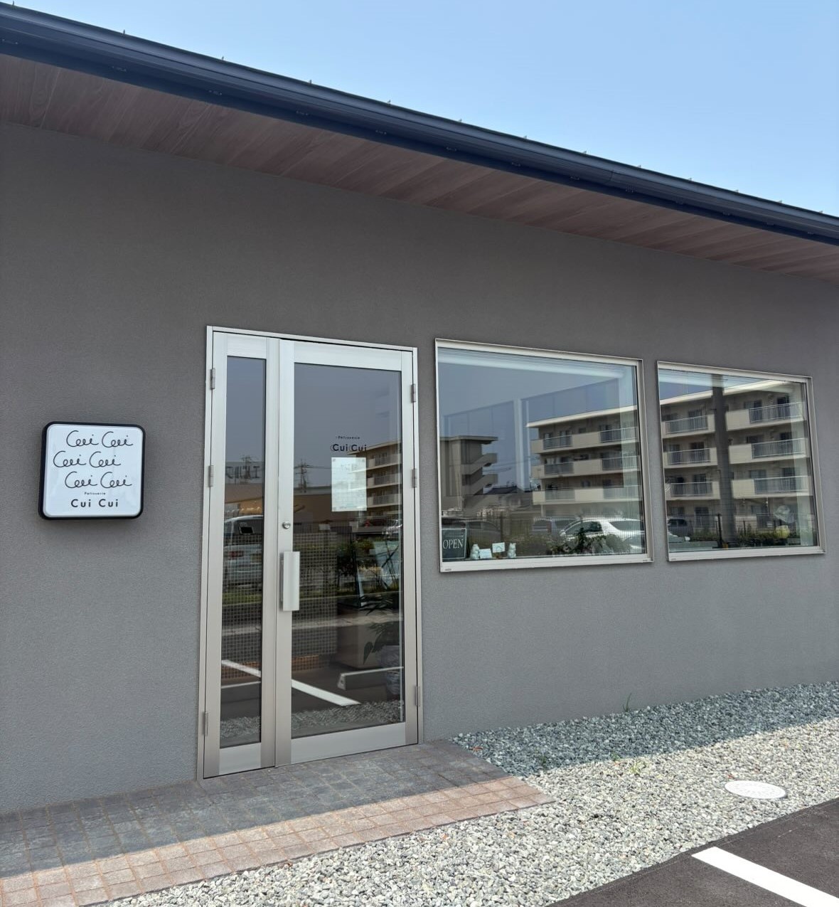 島根県出雲市にある複合施設『&』内にオープンしたスイーツショップ『Patisserie Cui Cui』の外観