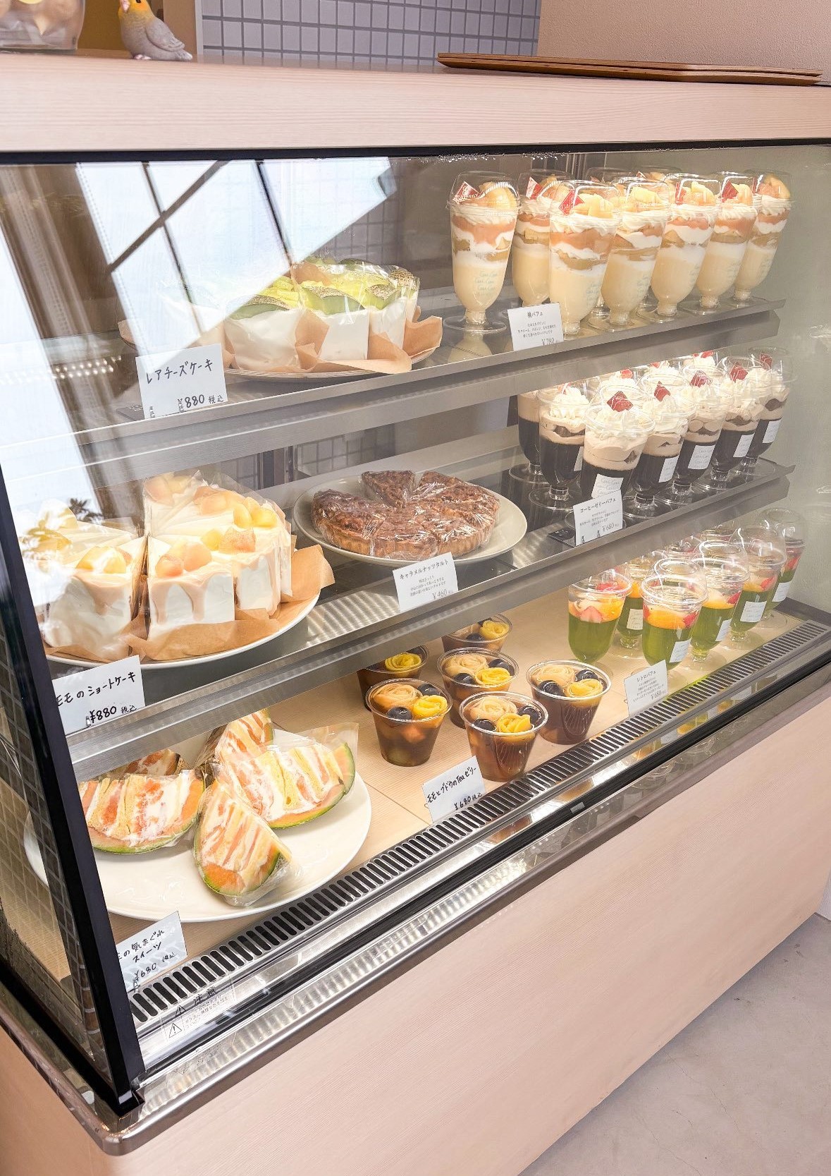 島根県出雲市にある複合施設『&』内にオープンしたスイーツショップ『Patisserie Cui Cui』の店内の様子