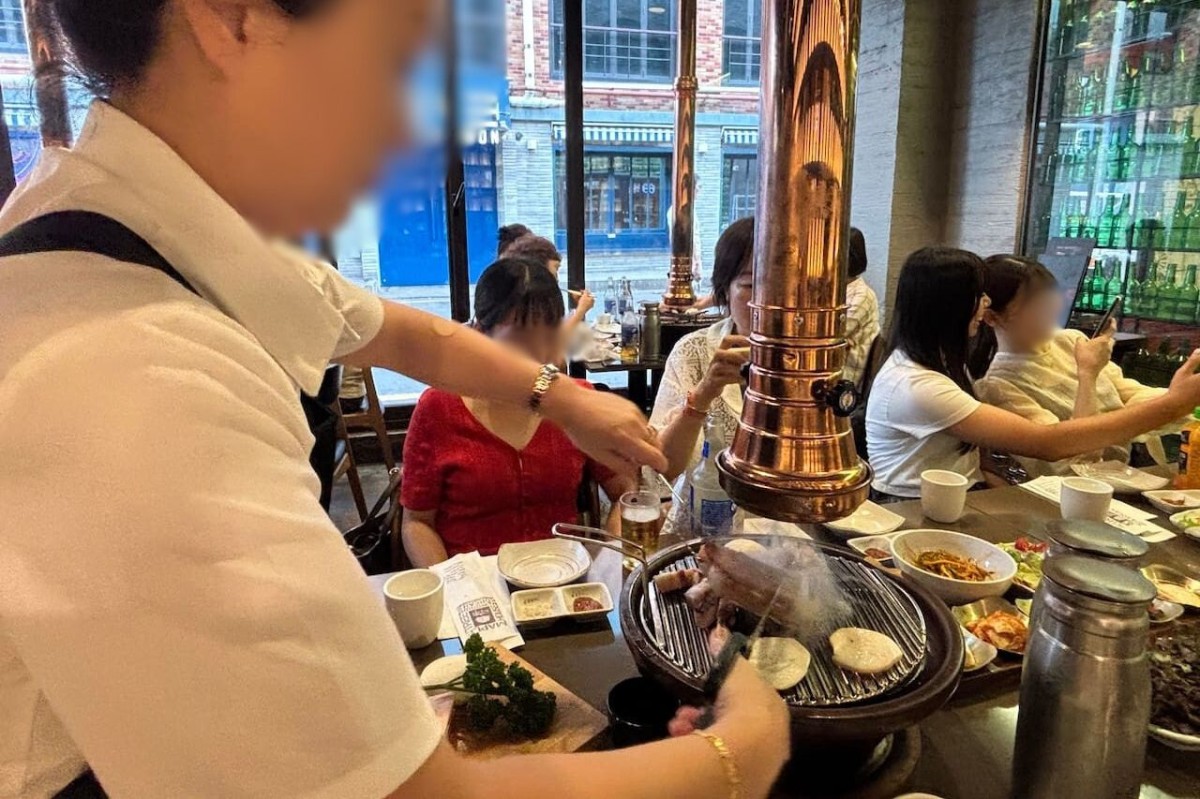 韓国の梨泰院の『Maple Tree House』の店員。