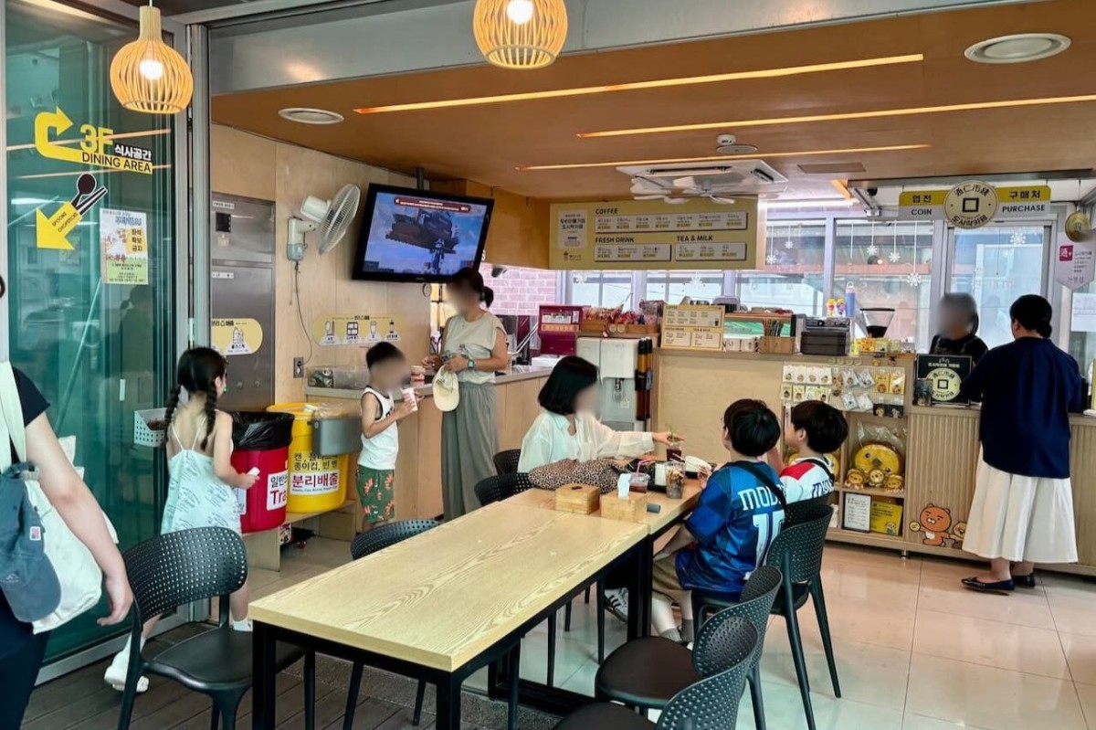 ソウルの「進仁市場」のカフェスペース。