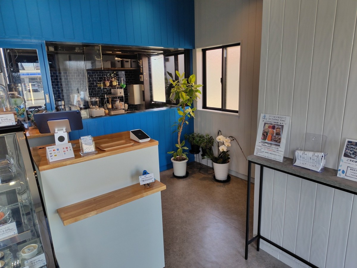 島根県松江市にオープンしたフランス風総菜テイクアウト専門店『Le Traiteur bleu』の店内の様子