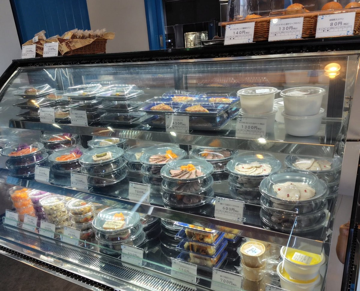 島根県松江市にオープンしたフランス風総菜テイクアウト専門店『Le Traiteur bleu』の店内の様子