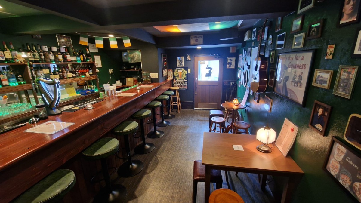 鳥取県米子市にオープンしたアイリッシュバー『THE SHED』の店内の様子