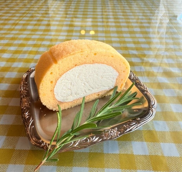 島根県益田市にオープンした『すなぎつねのきまぐれロールケーキっ茶』のロールケーキ