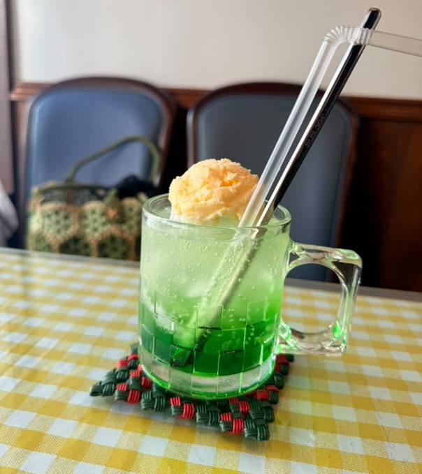 島根県益田市にオープンした『すなぎつねのきまぐれロールケーキっ茶』のドリンク