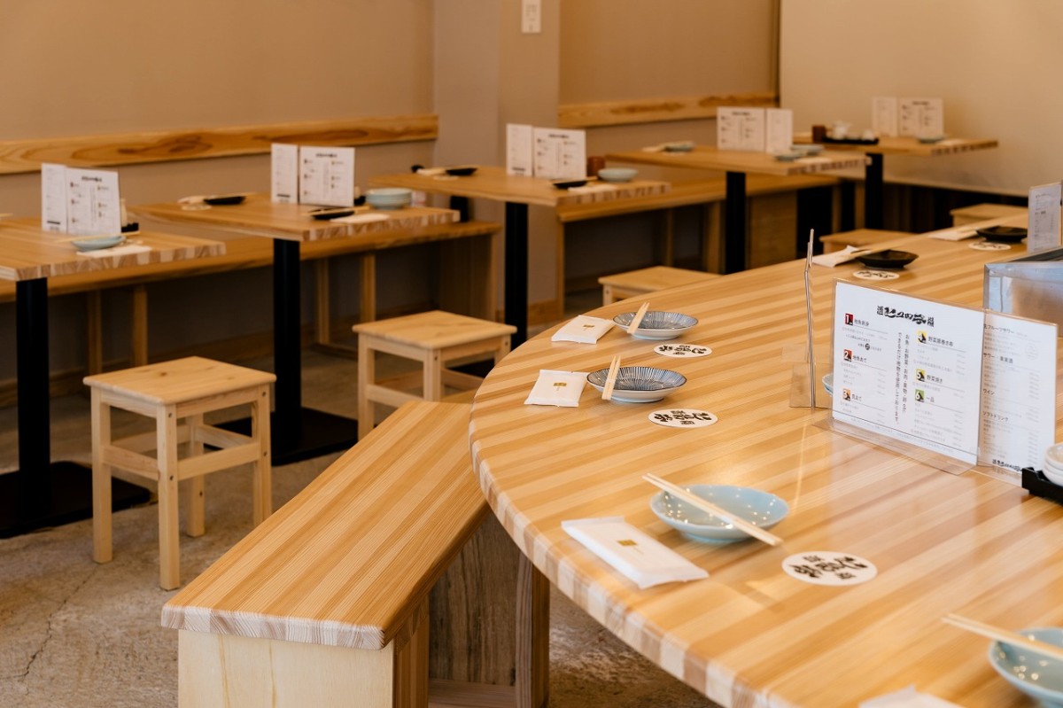 島根県出雲市にオープンした居酒屋『酒場ヒュッテ』の店内の様子