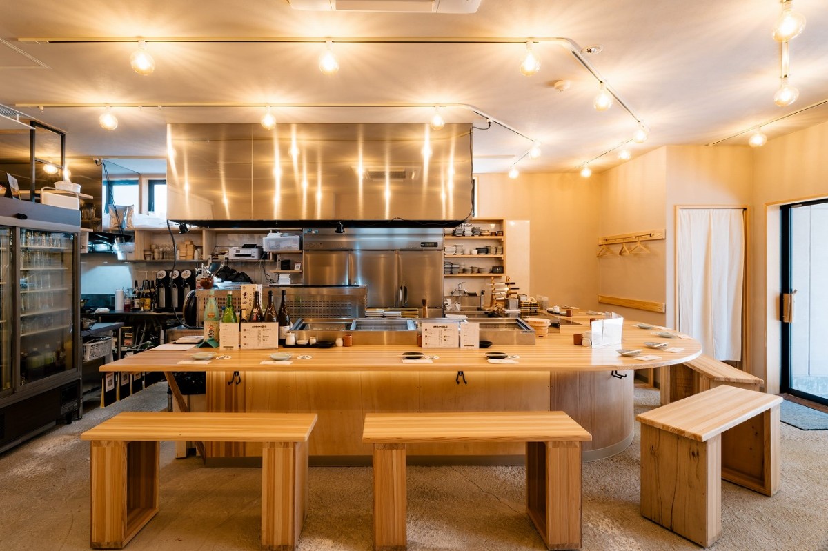 島根県出雲市にオープンした居酒屋『酒場ヒュッテ』の店内の様子