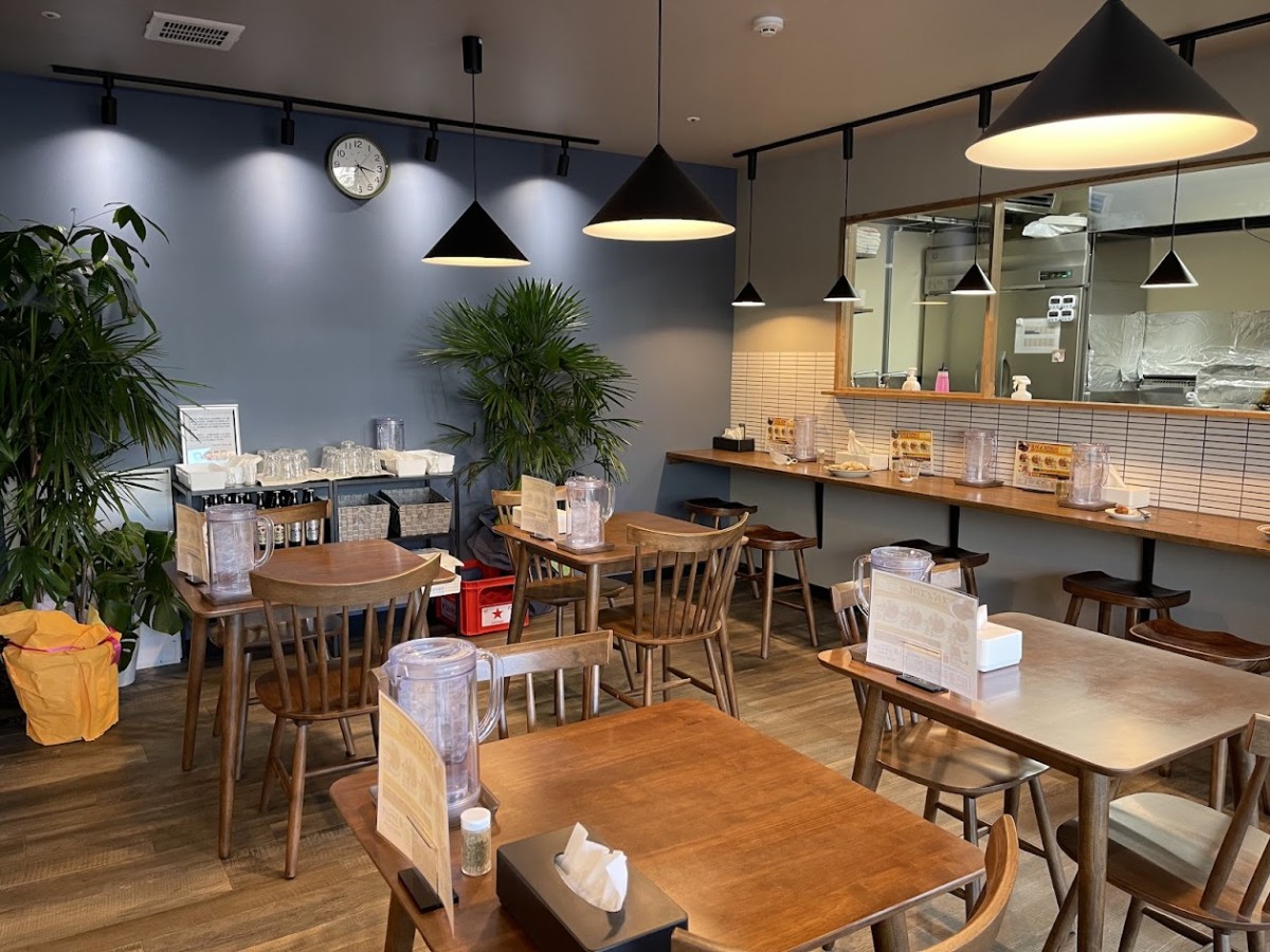 鳥取県鳥取市にオープンしたスパイスカレー専門店『コサジイチシャミネ鳥取店』の店内の様子