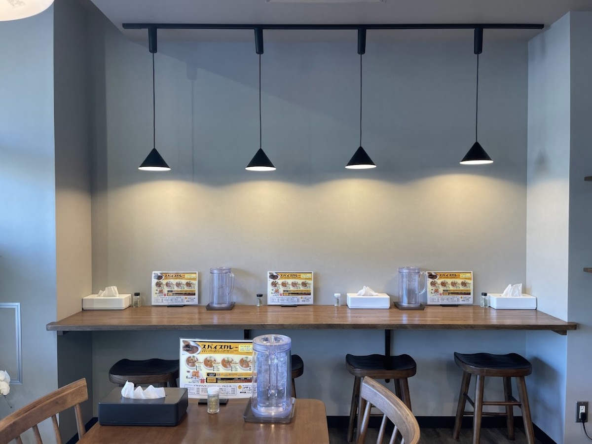 鳥取県鳥取市にオープンしたスパイスカレー専門店『コサジイチシャミネ鳥取店』の店内の様子