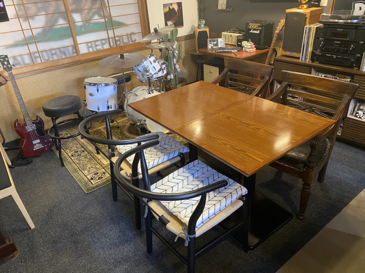 島根県安来市にオープンしたカフェ『ザ・クロドリコーヒー』の店内の様子