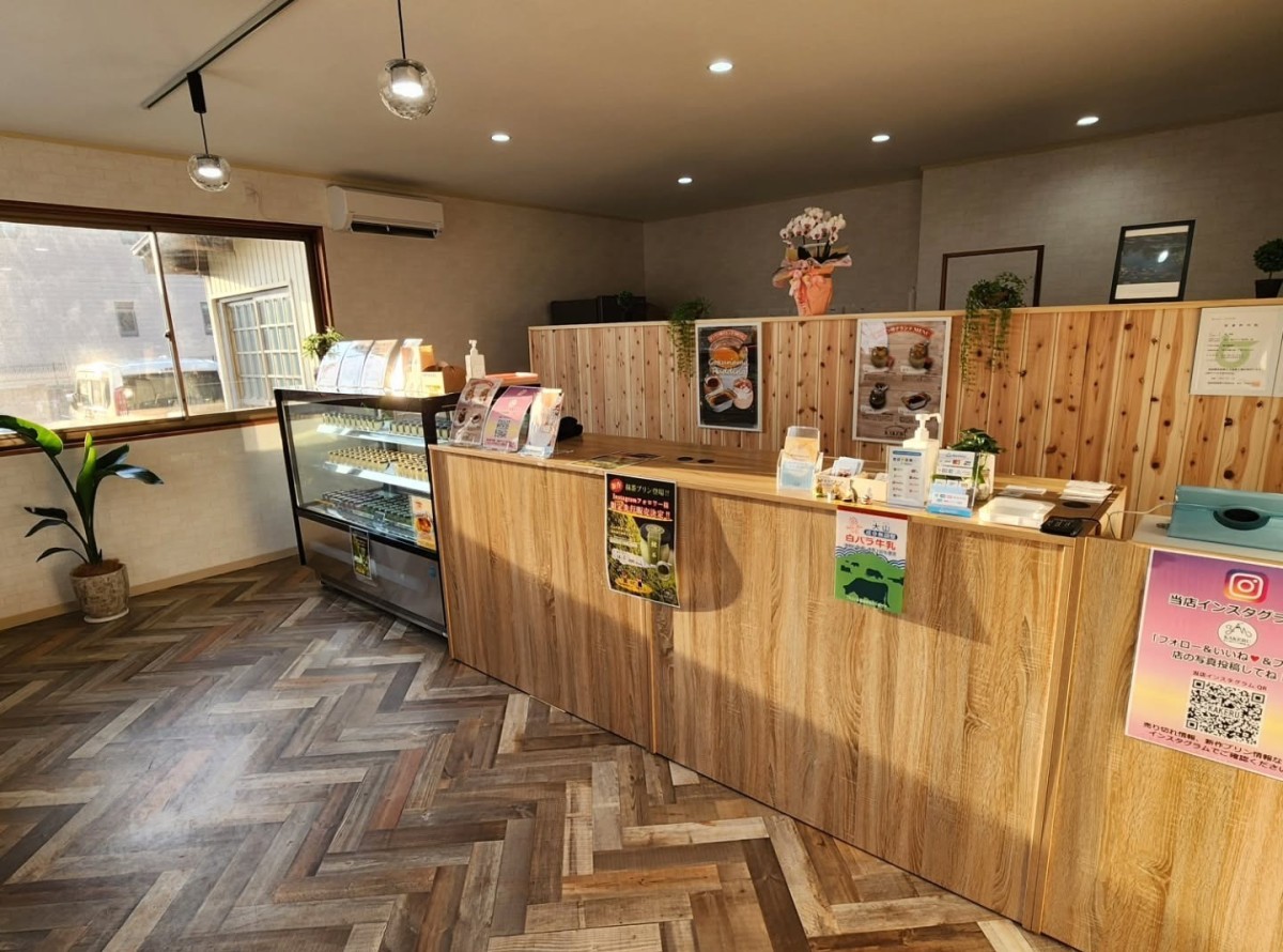 鳥取県米子市にオープンしたテイクアウト専門店『米子 極生プリン専門店 翔』の店内の様子