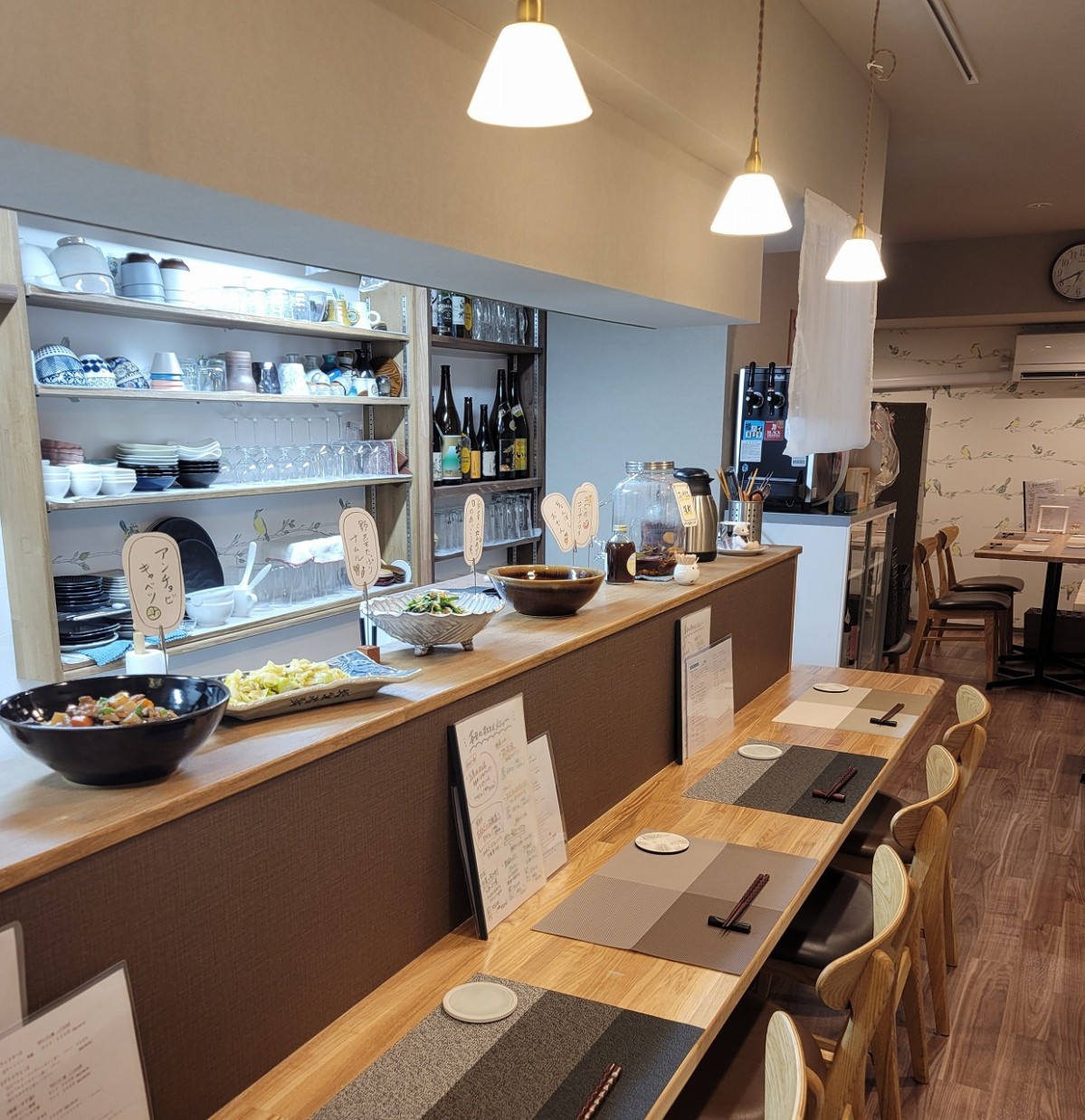 島根県出雲市にオープンした『創作おばんざい とまり木』の店内の様子