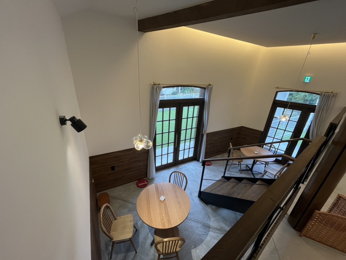 島根県浜田市にオープンしたカフェレストラン『ROIScafe』の店内の様子