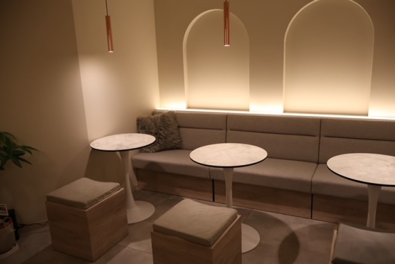 鳥取県鳥取市にオープンしたカフェ『CHILL BLUE LUNÉ』の店内の様子