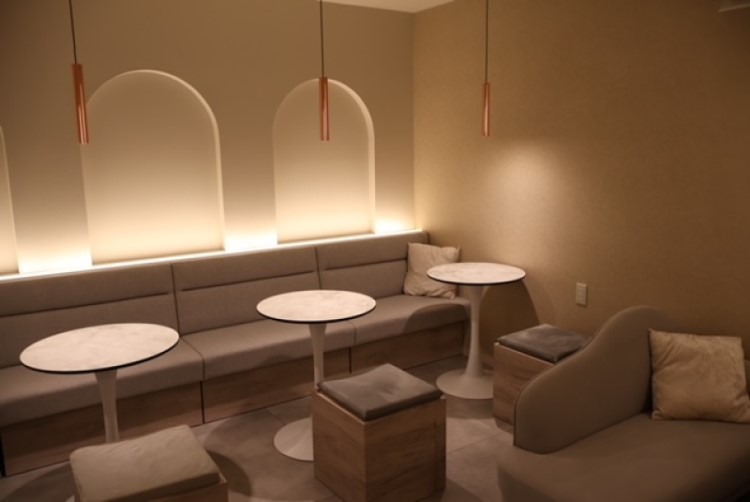 鳥取県鳥取市にオープンしたカフェ『CHILL BLUE LUNÉ』の店内の様子