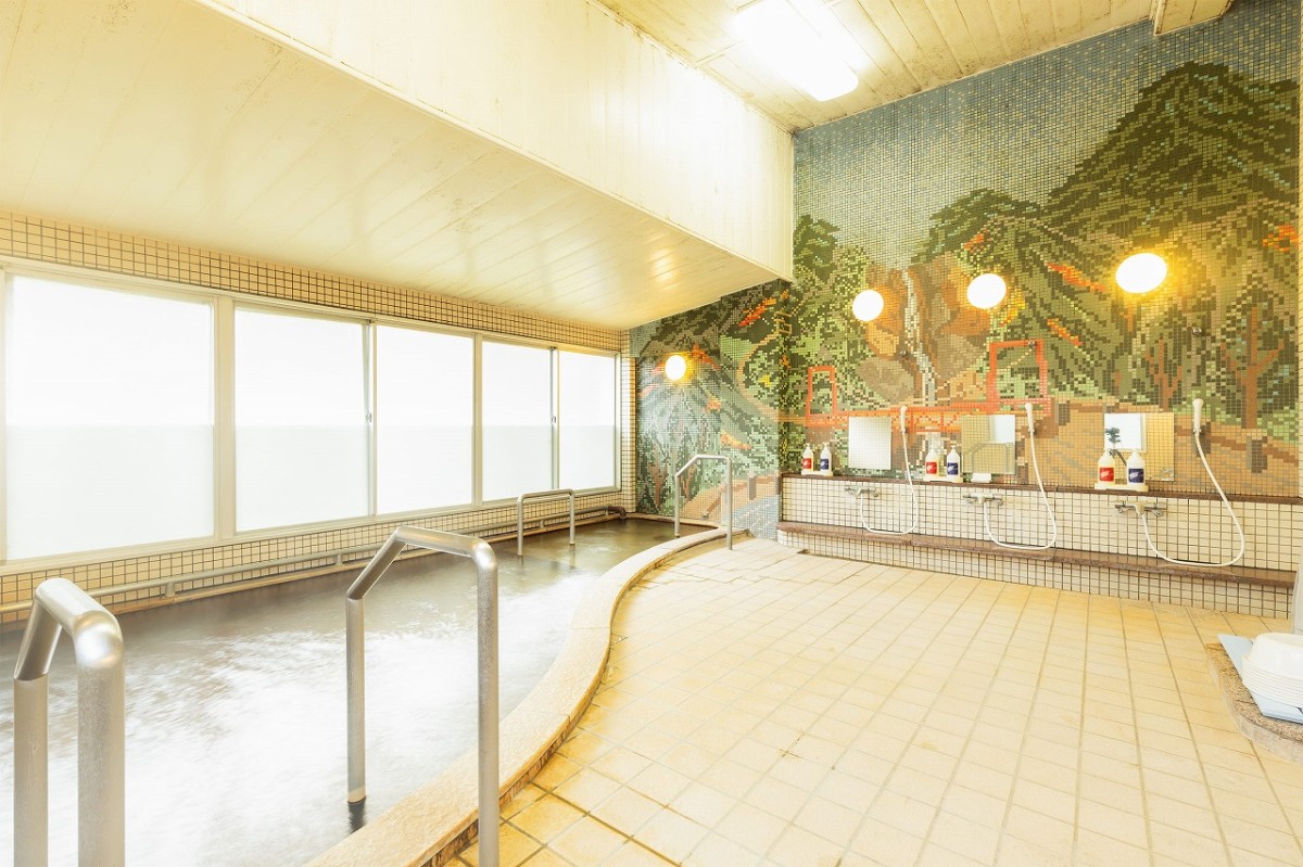 鳥取県鳥取市の日帰り温泉施設『湯谷荘』の浴場の様子