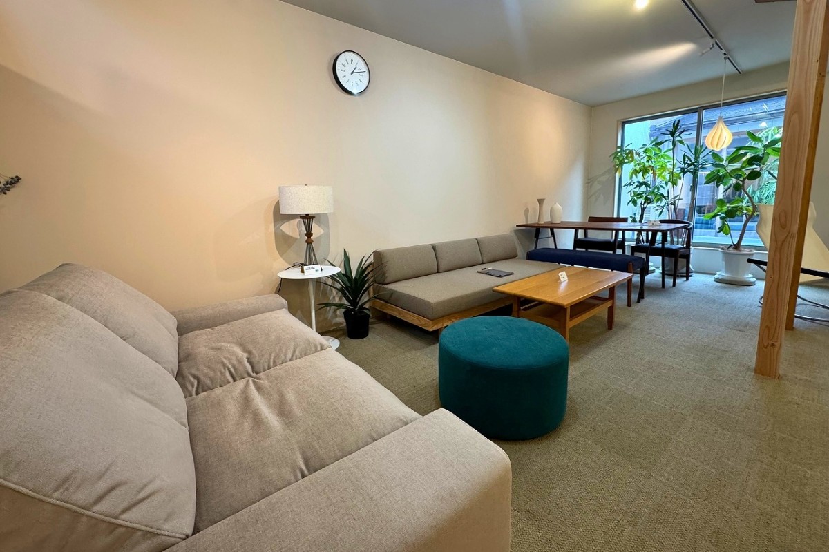 島根県出雲市「本町商店街」に移転したインテリアショップ『ニューインテリア』の店内の様子