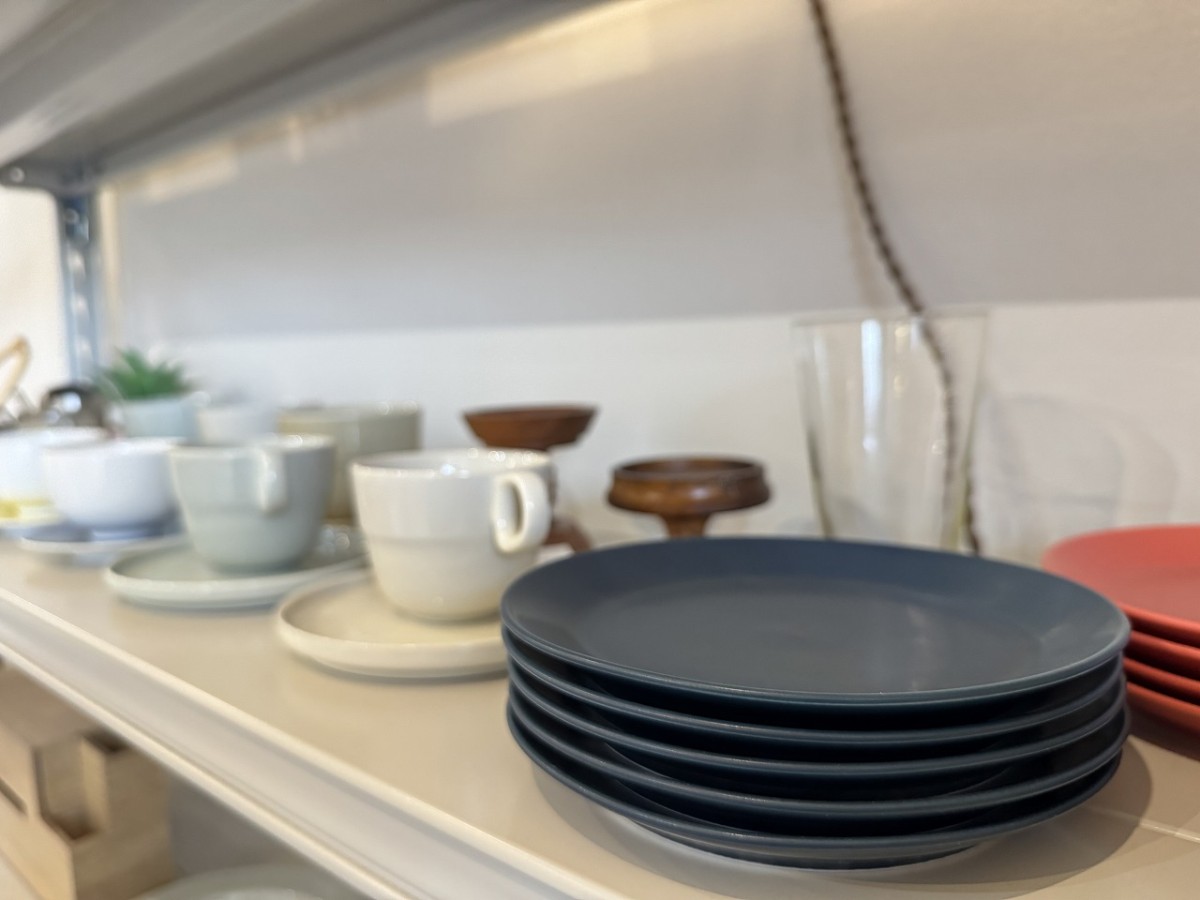 島根県出雲市「本町商店街」に移転したインテリアショップ『ニューインテリア』の店内の様子