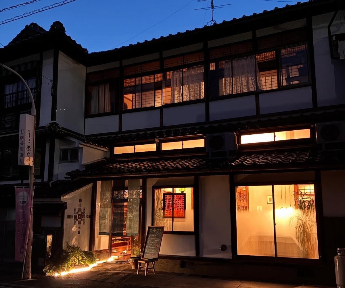 鳥取県倉吉市にあるフォー専門店『フォー屋れんげ』の外観