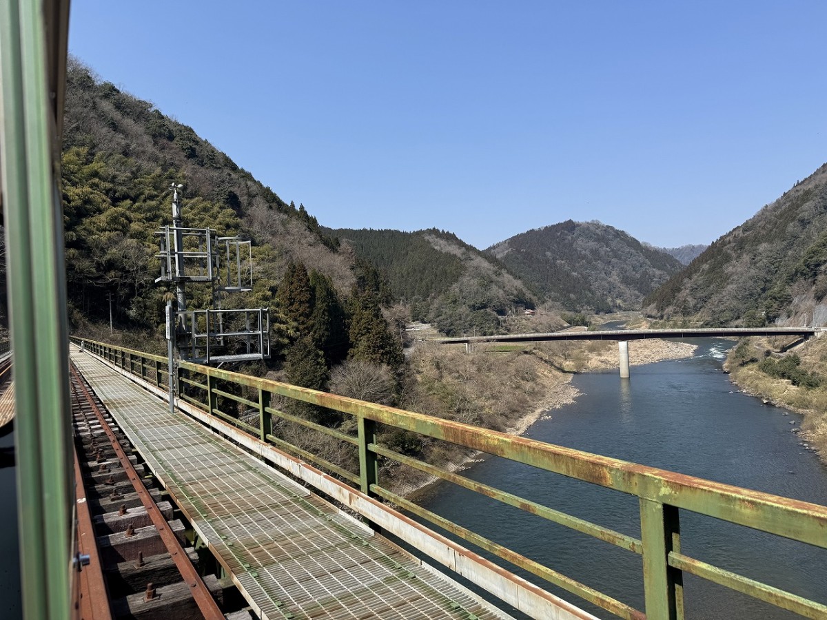 島根県邑南町のレジャー「トロッコ乗車体験」の乗車中の風景