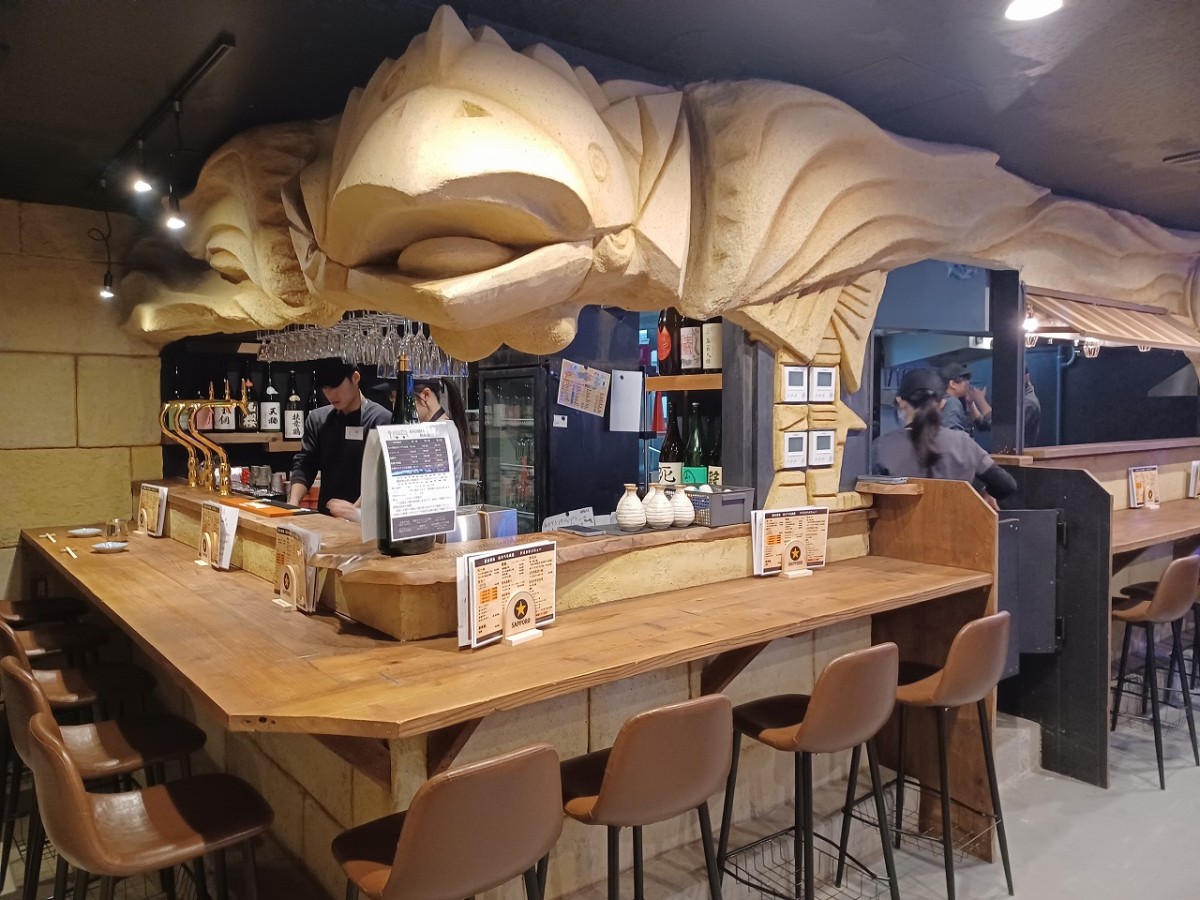 島根県松江市学園に移転した『炭火焼鳥 ありぺろ本店』の店内の様子