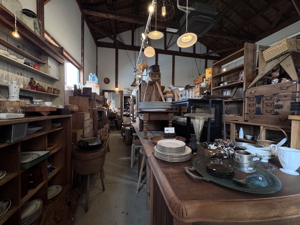 島根県出雲市にある『古道具チクタ』の店内の様子