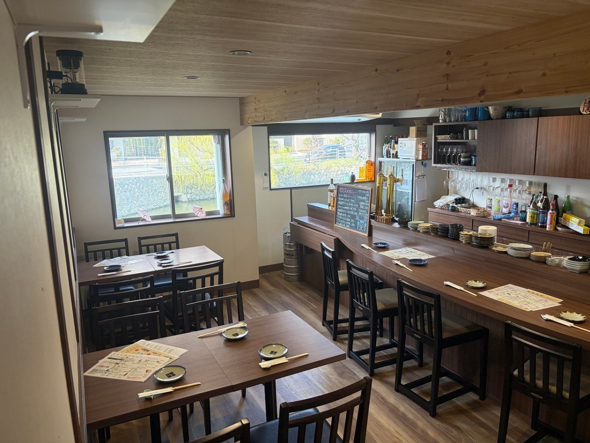 島根県松江市にオープンした居酒屋『厨人 sangha』の店内の様子