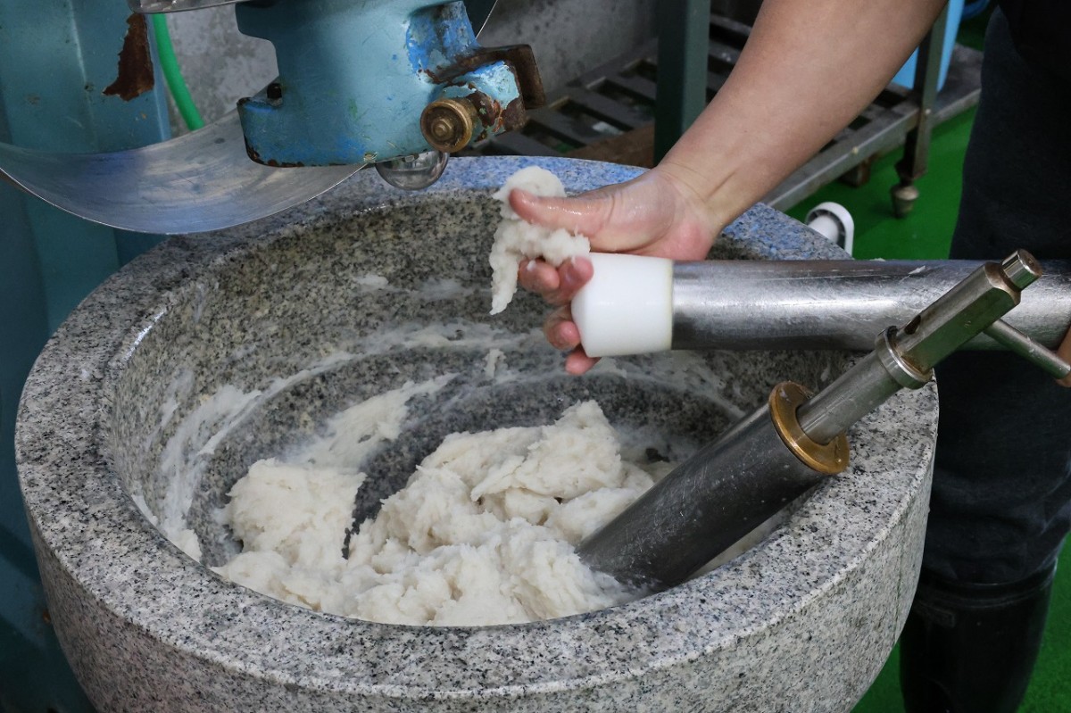 島根県松江市にある『青山蒲鉾店』の工房の様子